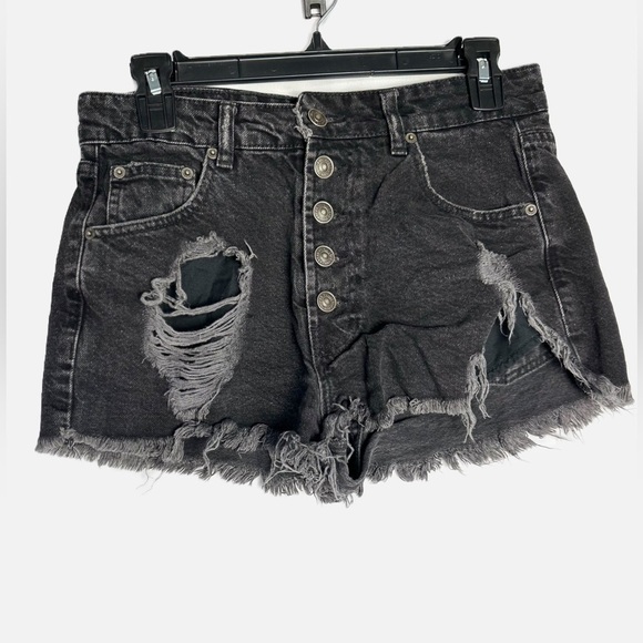 PullBear Mom Shorts High Rise Faded Black Denim Distressed Button Fly Fringe - Picture 1 of 4